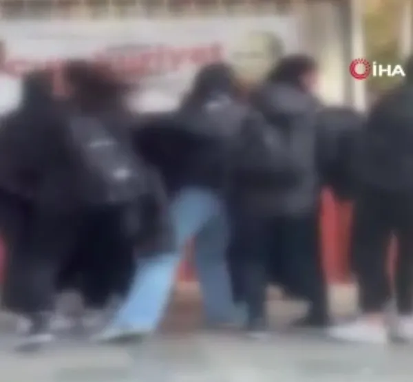 kucukcekmecede-liseli-kizlarin-sac-saca-bas-basa-kavgasi-kamerada-1667976963031.jpg Küçükçekmece’de liseli kızların saç saça baş başa kavgası kamerada - 3