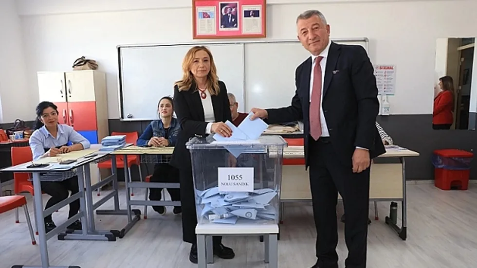 seferihisar-belediyesinden-guzelbahce-belediyesine-uzanan-yolsuzluk-agi-tutuklu-gunayin-esinden-agbabaya-500-b-1781767616037.jpeg Tutuklu Güzelbahçe Belediye Başkanı Mustafa Günay, eşi Nermin Günay (Foto: ahaber.com.tr ekran görüntüsü)