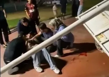 Kocaeli'de korku dolu anlar! Basketbol potası gençlerin üzerine devrildi