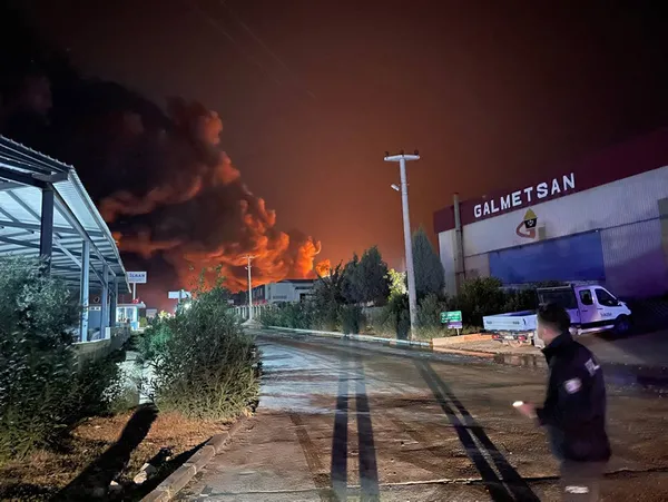 adanada-kimya-fabrikasinda-yangin-1669660803492.jpg Adana'da kimya fabrikasında yangın: Yollar kapatıldı dükkanlar boşaltıldı - 2