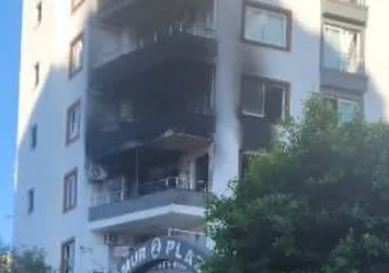 Sitede yangın paniği! Alevler yükseldi daire kullanılmaz hale geldi