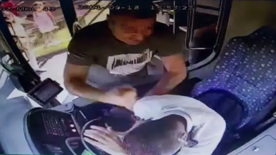 Antalya’da halk otobüsünde ortalık karıştı! Şoföre yumruklu saldırı