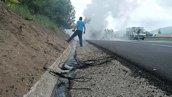 1685107434586.jpeg TEM'de beyaz eşya yüklü tır alev alev yandı! Sürücü canını zor kurtardı - 2