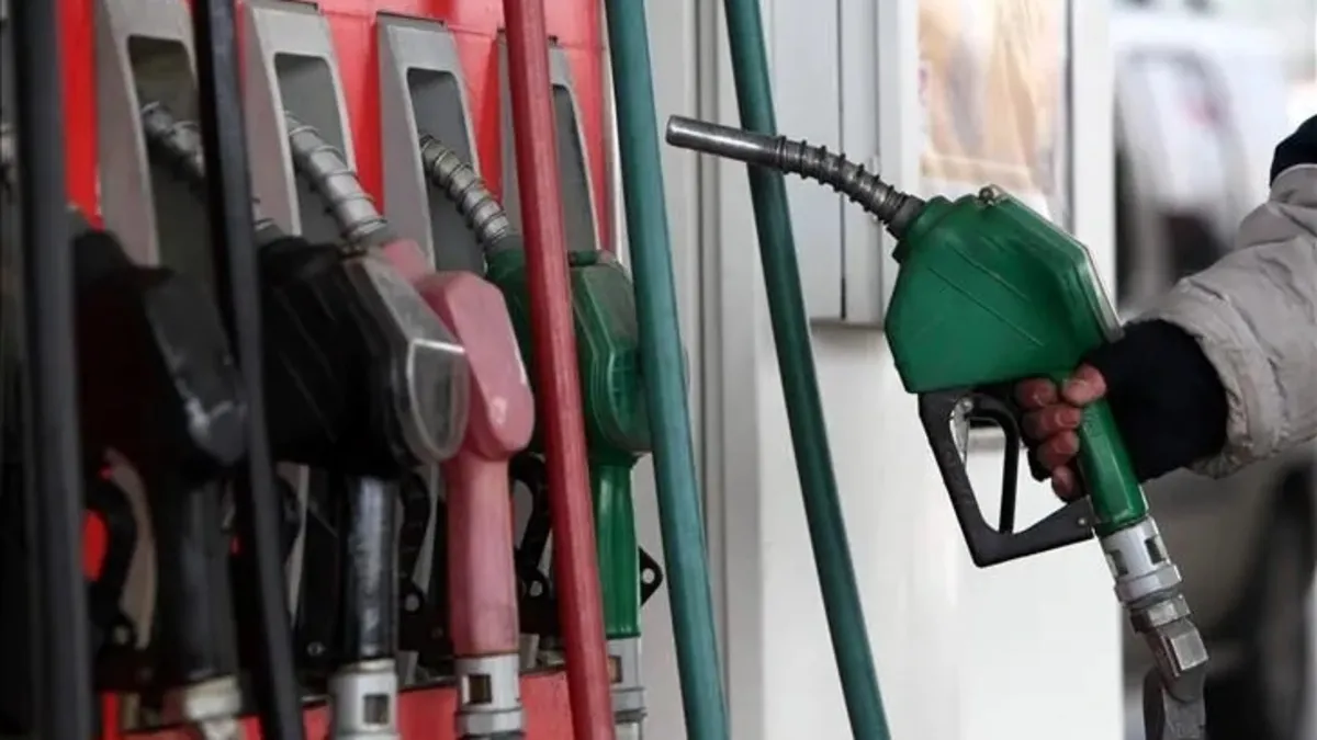 Eşel mobil döneminde sona gelindi! Benzine beklenen 12,47 liralık zamma kademeli fren: Karar Resmi Gazete’de