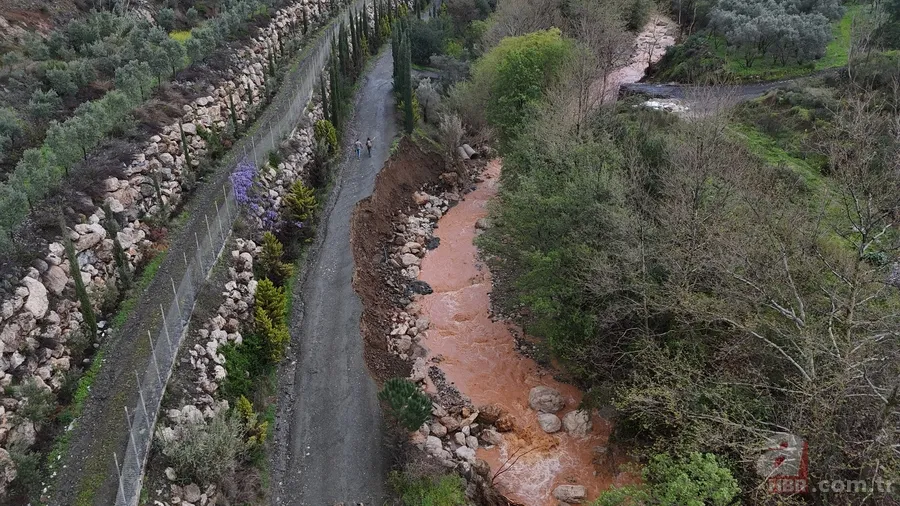Hatay'da aşırı yağış sebebiyle köprü yıkıldı, yol çöktü 3