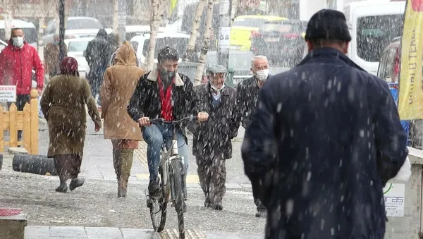 yogun-kar-ve-kuvvetli-yagis-geliyor-kent-beyaza-burundu-meteorolojiden-yeni-uyari-geldi-bugun-hava-nasil-olacak-26-kasim-istanbul-izmir-ankara-hava-du-1637906174147.jpeg Yoğun kar ve kuvvetli yağış geliyor! Kent beyaza büründü Meteoroloji'den yeni uyarı geldi! Bugün hava nasıl olacak? 26 Kasım İstanbul, İzmir, Ankara hava durumu - 12