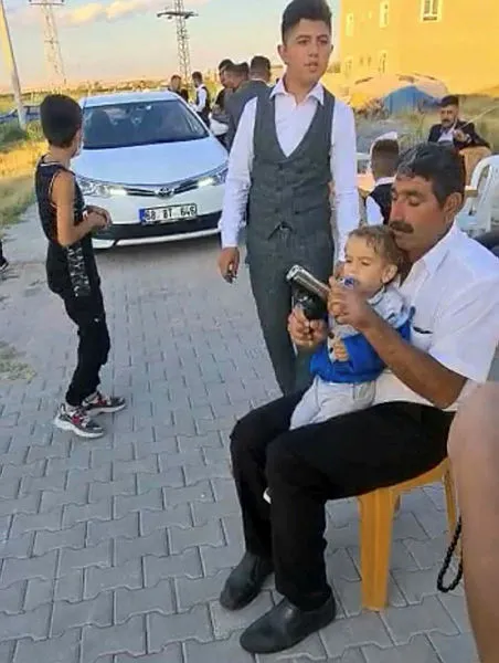Aksaray'da dede ağzında emzikli torununun eline silah verip ateş ettirdi - 2