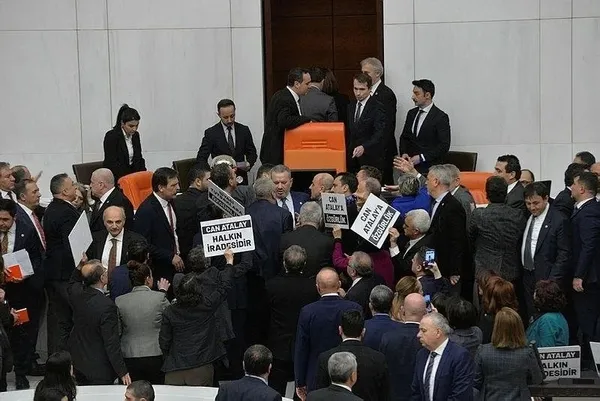 chp-dem-ve-tipten-gazi-mecliste-buyuk-saygisizlik-anayasa-kitapcigini-firlatan-isim-teroristlerden-oy-isteyen-1706635174611.jpeg CHP, DEM ve TİP'ten Gazi Meclis'te büyük saygısızlık! Anayasa kitapçığını fırlatan isim PKK'dan oy isteyen CHP'li Aysu Bankoğlu... - 4