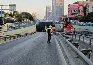 İETT otobüsü alt geçitte yandı: Ulaşım kaosa döndü!