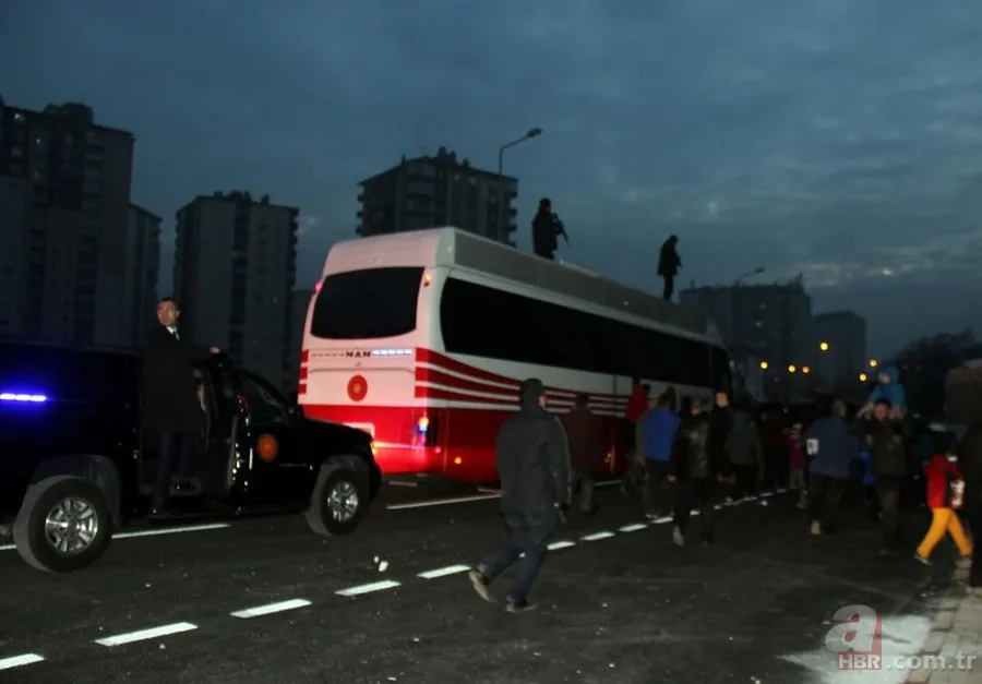 Cumhurbaşkanı Erdoğan pankart açan genç kızın evini ziyaret etti 6