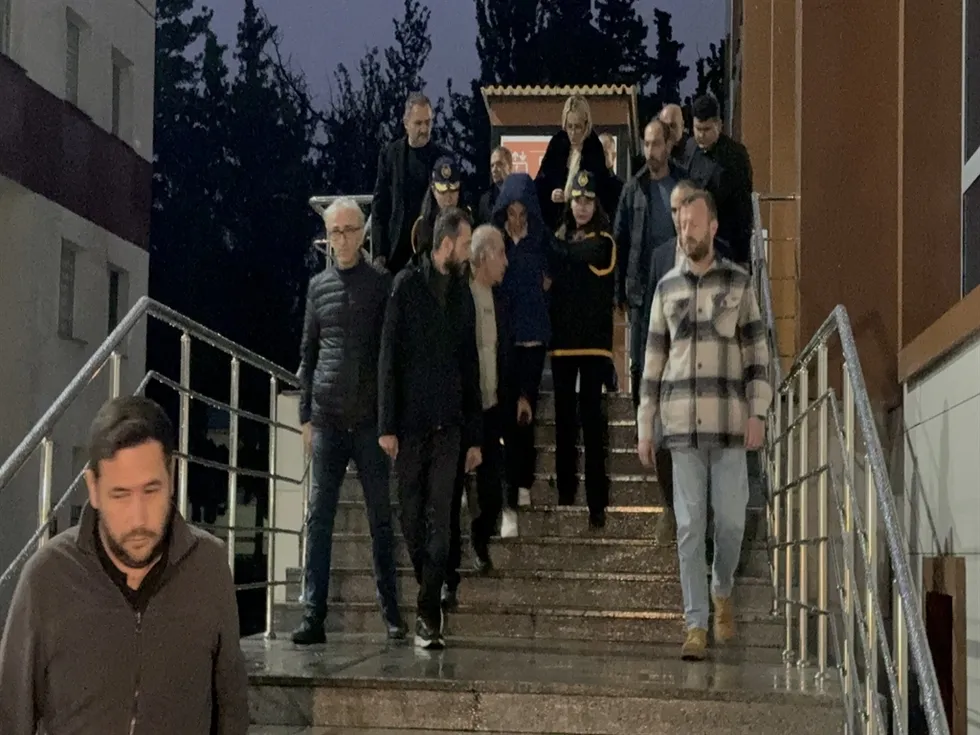 tasarlayarak-oldurme-suclamasiyla-tutuklanmisti-gullunun-kizinin-cezaevindeki-son-hali-ortaya-cikti-1779990616170.jpg “Tasarlayarak kasten yakınını öldürmek” suçlamasıyla gözaltına alınan Güllü’nün kızı Tuğyan Ülkem Gülter, çıkarıldığı mahkemece tutuklanarak cezaevine gönderilmişti.