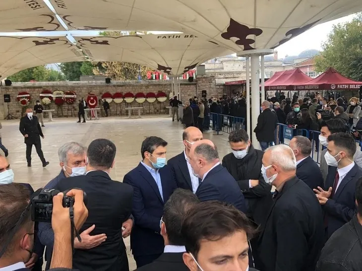 Özdemir Bayraktar son yolculuğuna uğurlandı! Sevenleri Fatih Camii'ne akın etti