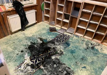 İstanbul Kadıköy'de Faikpaşa Camii'ni yakmaya çalıştı! Bez parçalarının tutuşturulduğu o anlar kameralara yansıdı