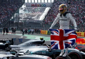F1'de şampiyon bir kez daha Lewis Hamilton