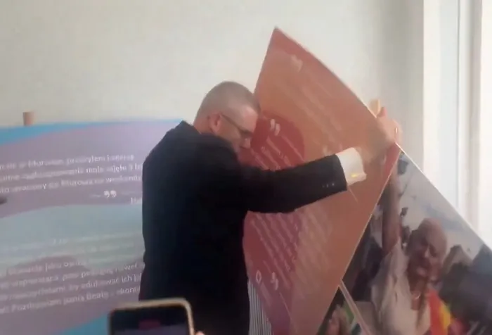 polonyali-milletvekili-braun-parlamentodaki-lgbt-temali-sergiyi-kaldirdi-1749753375496.jpeg (FOTO: ahaber.com.tr ekran görüntüsü)