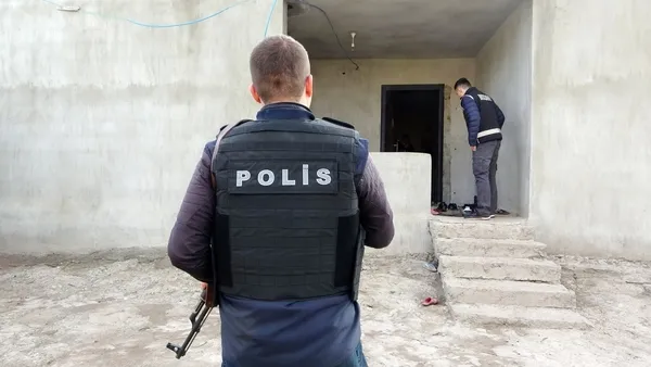 gocmen-kacakcilarina-nefes-aldirmadilar-18-kisi-gozaltinda-1653547452326.jpg Göçmen kaçakçılarına nefes aldırmadılar: 18 kişi gözaltında - 1