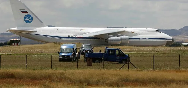 S-400 parçaları hangarlara götürülüyor