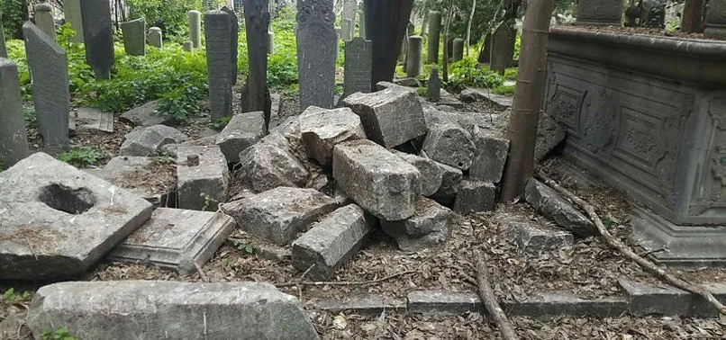 Eyüp Sultan Mezarlığı’nda defineci talanı