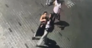 Taksim’in göbeğinde gasp anı kamerada