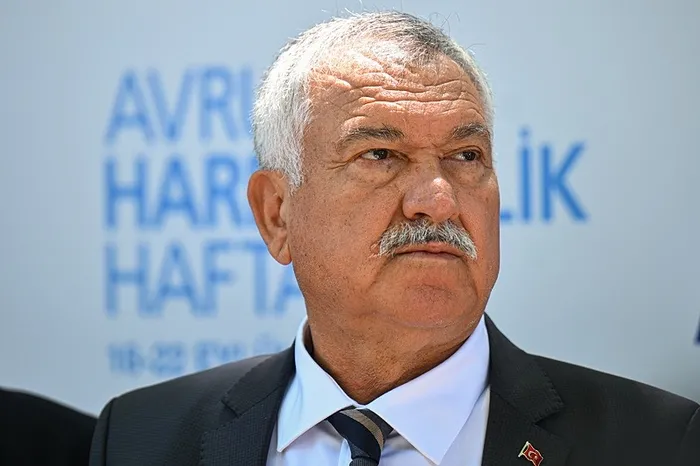 adana-buyuksehir-belediye-baskani-zeydan-karalarin-ifadesi-ortaya-cikti-1751895464224.jpeg Karalar, örgüt lideri Aziz İhsan Aktaş'ın adını da medyadan duyduğunu ve tanımadığını iddia etti. (A Haber arşiv)