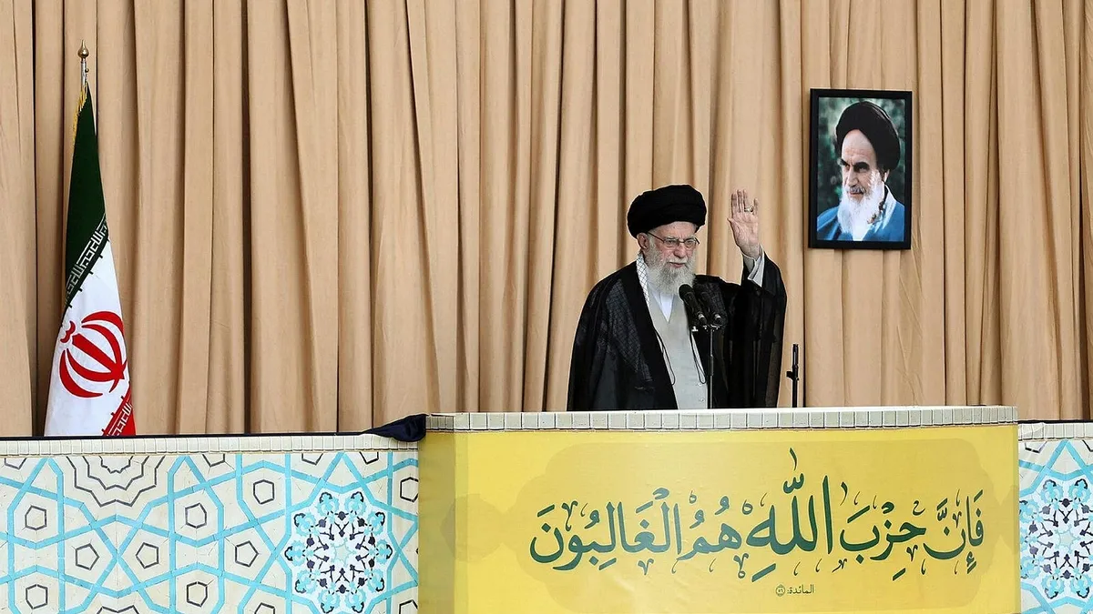 İran dini lideri Hamaney'den İsrail'e yeni meydan okuma: Gerekirse yeniden saldıracağız | Kürsüde silah namlulu mesaj