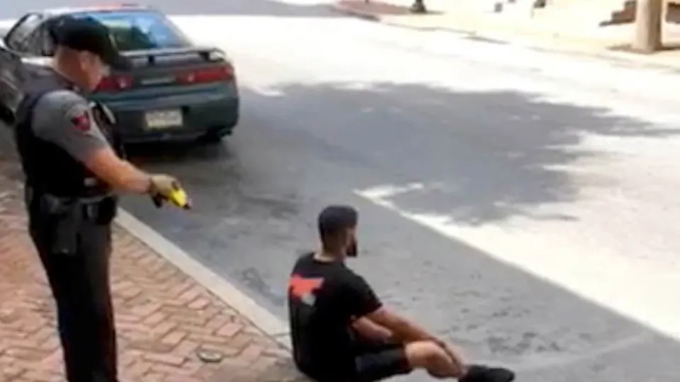 Dünya bu polisi konuşuyor