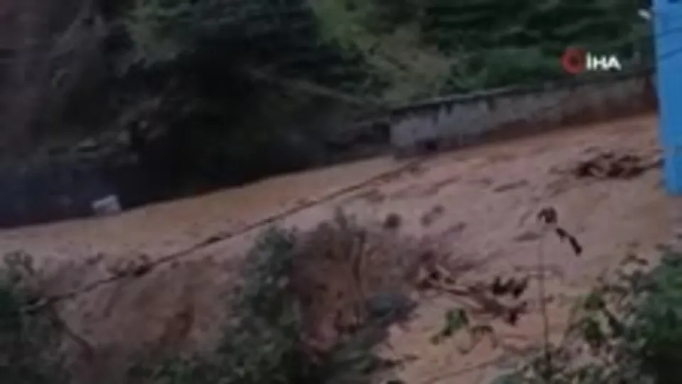 Rize’de heyelan! Mahalle yolları ulaşıma kapandı