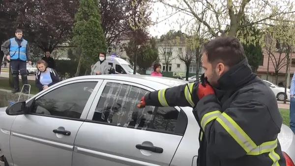 kocaelinde-esi-otomobile-kilitledi-fenalasan-kadinin-imdadina-itfaiye-yetisti-1650613763033.jpg