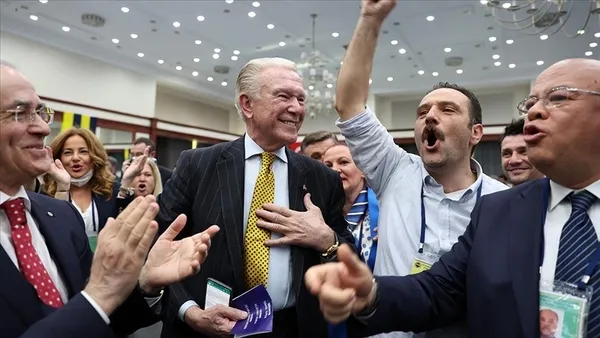 Tribünlerdeki istifa sloganlarının perde arkası! Onur Erim’den Fenerbahçe’ye eleştiri: Bu tiyatroda rolünü çok iyi oynuyor Uğur Dündar ve Ali Koç...