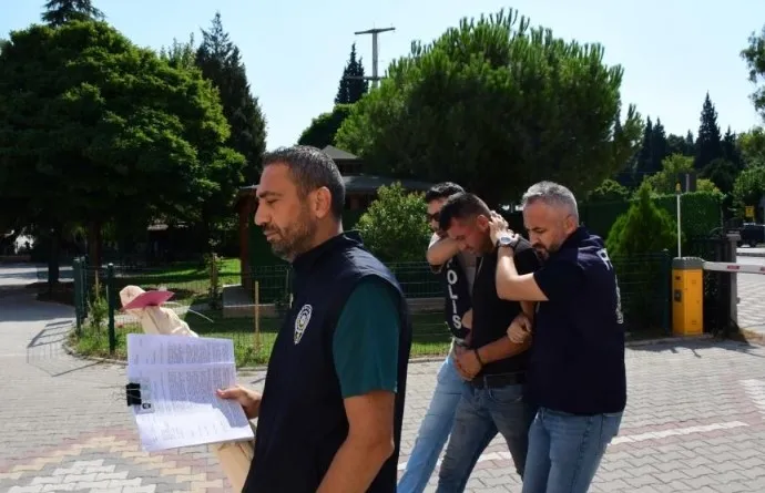 manisada-sokak-ortasinda-vahset-hamile-kadini-olduresiye-dovdu-cani-adam-tutuklandi-1724256900525.jpg Sokak ortasında hamile kadını döven cani adam tutuklandı.