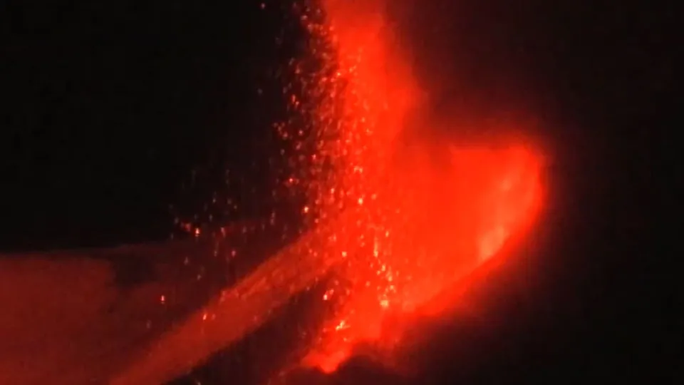 Son dakika: Etna Yanardağı yeniden faaliyete geçti! Çatlaklar oluştu