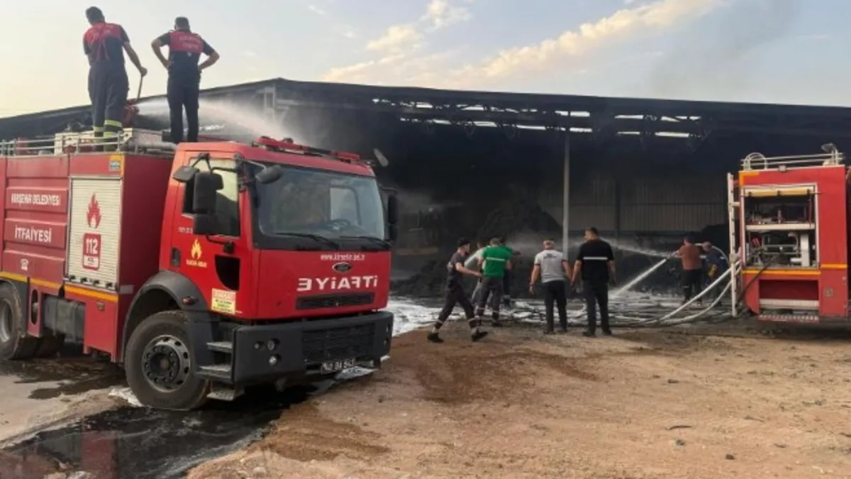 Kırşehir'de Sanayi Sitesi Yangını: Bakan Kacır'ın Ziyareti Öncesi Paniğe Yol Açtı!