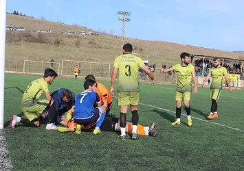 Dili boğazına kaçan kaleci hastanelik oldu