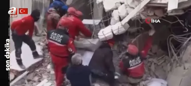 Son dakika: Hatay’da ekiplerin üzerinde molozlar yıkıldı!