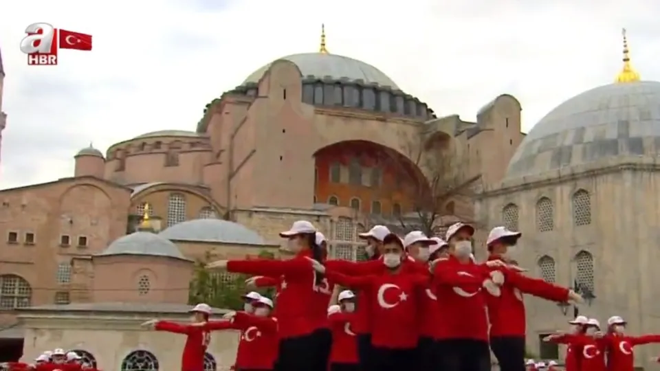 Ayasofya Camii önünde 15 Temmuz koreografisi