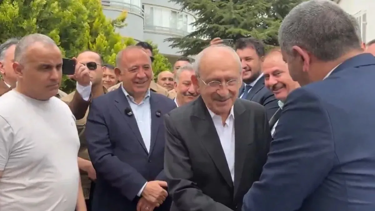 Gürsel Tekin, Barış Yarkadaş ve partili isimlerin yer aldığı bayramlaşmada daha önce ʺEkrem İmamoğlu CHP'li değilʺ açıklaması nedeniyle CHP'den ihraç edilen Kurtuluş Uygur'un da bulunması dikkat çekti