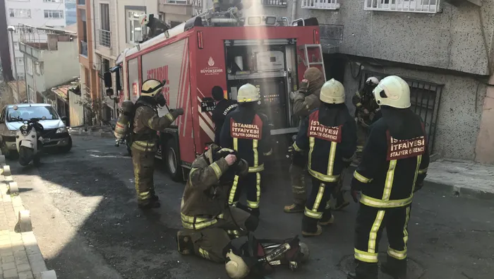 Son dakika: Beyoğlu'nda 2 katlı binada yangın - 1