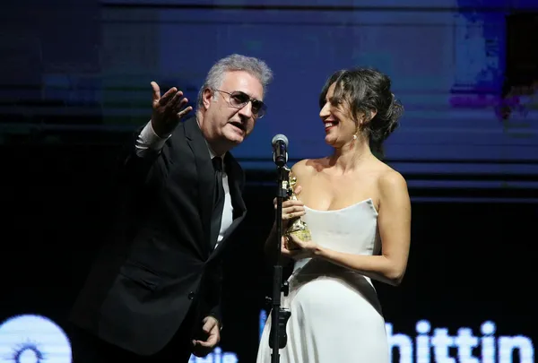 Milliyetçi Hareket Partisi Lideri Devlet Bahçeli’den oyuncu Tamer Karadağlı’ya tebrik telefonu: Türk Milleti’nin iftihar ettiği bir sanatçı