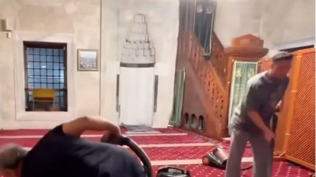 Mesut Özil Üsküdar'daki Şemsi Ahmet Paşa Camii'ni temizlerken görüntülendi!