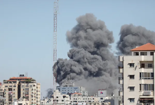 Son dakika | İsrail Gazze’de bulunan medya binasını vurdu! Hamas’tan sert yanıt: Hamlemizi beklesinler