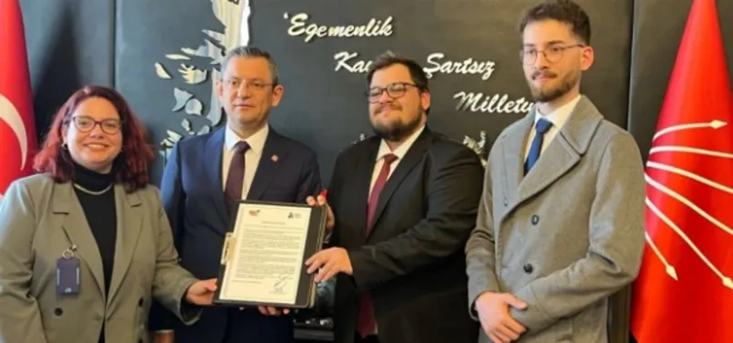 Özgür Özel'den LGBT sapkınlığına destek! Gay ve lezbiyen derneklerle çalışma sözü! CHP'li belediyeleri de teşvik için imza attı...