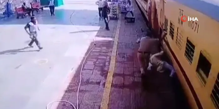 Korkunç anlar! Trenden düştü polis böyle kurtardı - 2