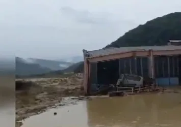 Sinop Ayancık'taki sel anından yeni görüntü! Bir dükkan böyle yıkıldı