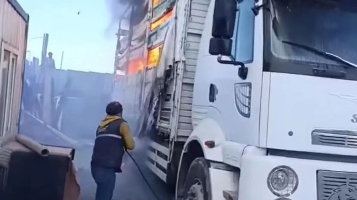 Kamyonetin kasasında çıkan yangın söndürüldü