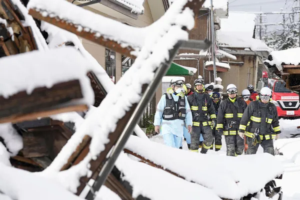 japonyadaki-76lik-deprem-felaketi-olu-sayisi-artiyor-uzmanlardan-yeni-uyari-1704698275149.jpg Japonya’daki 7.6’lık deprem felaketi! Ölü sayısı artıyor! Uzmanlardan yeni uyarı - 3