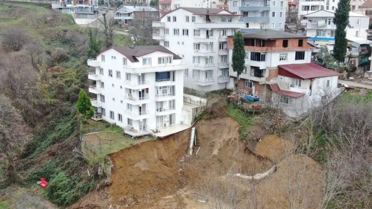 Kocaeli'de yolda meydana gelen çökme nedeniyle 5 katlı bina tahliye edildi