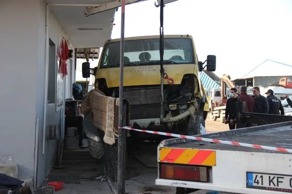 Kocaeli İzmit'te kahreden ölüm! Bir anda çalışan kamyonet yaşlı adamı metrelerce sürükledi - 3