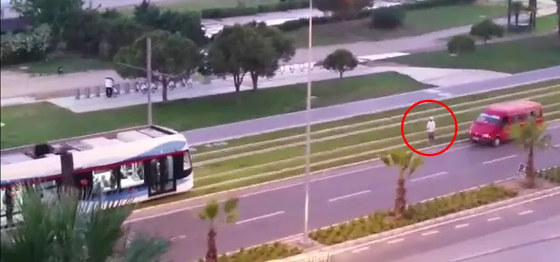 Tramvay yolunda namaz kılan adam konuştu