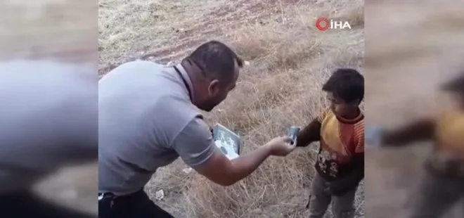 Suriye’de yürekleri ısıtan görüntü! Polis, aracı durduran Suriyeli çocuğa çikolata verdi