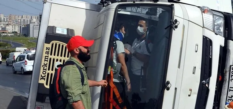 İstanbul’da feci kaza! Yan yatan araçtaki yaralıya ekipler hemen müdahale etti